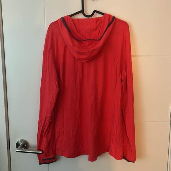 LL Bean lightweight hooded long sleeve top - Picture 4 of 4
